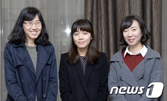 본문 이미지 - 2013년 11월 서울 광화문 교보빌딩에서 열린 제21회 대산문학상 수상작 선정 기자간담회에 참석한 수상자들이 밝은 미소를 짓고 있다. 가운데가 김숨 작가. 2013.11.6/뉴스1 자료 사진