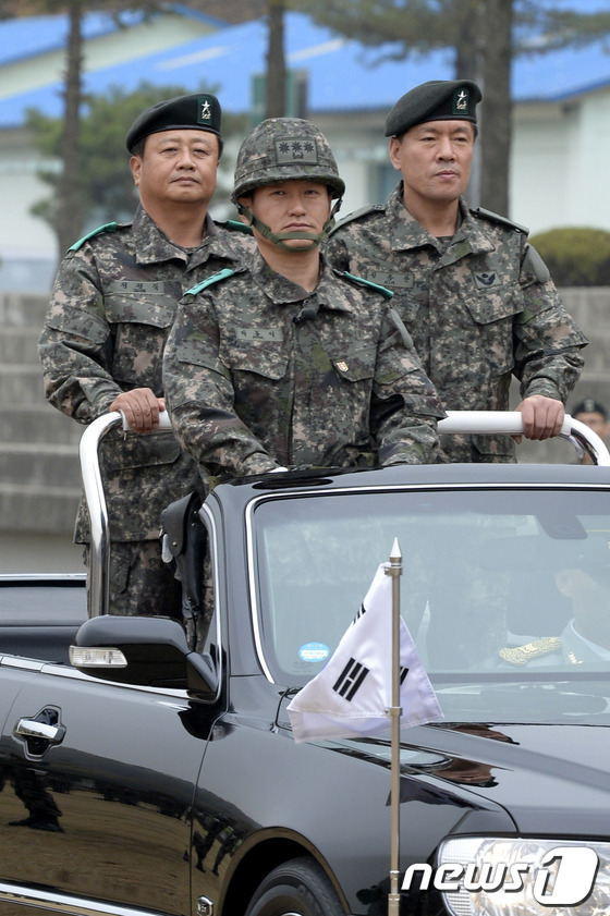 열병하는 신임-전임 사령관 - 뉴스1 열병하는 신임-전임 사령관 - 뉴스1