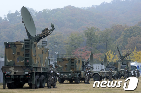 (과천=뉴스1) 안은나 기자 = 6일 오후 경기 과천시 국군지휘통신사령부(국통사) 연병장에서 열린 사령관 이·취임식에서 군위성차량, 이동용M/W단말이 세워져 있다.정정묵 신임 사령 …