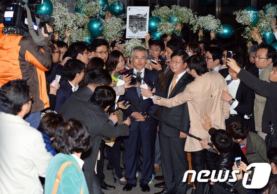 본문 이미지 - 문재인 민주당 의원이 6일 오후 서울 서초동 서울중앙지방검찰청을 나서며 취재진들의 질문에 답하고 있다.2007년 남북정상회담 대화록 실종사건을 수사 중인 검찰은 참여정부 시절 민정수석과 비서실장을 지낸 문 의원을 이날 참고인 신분으로 불러 조사했다. © News1 