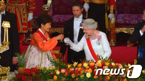 본문 이미지 - 박근혜 대통령이 5일 오후(현지시간) 영국 런던 버킹엄궁에서 열린 국빈만찬에 자리해 엘리자베스 2세 영국 여왕과 축하주가 담긴 잔을 부딪히고 있다. (청와대 페이스북) 2013.11.7/뉴스1