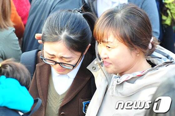 본문 이미지 - 2014학년도 대학수학능력시험일인 7일 오후 경북 포항시 유성여고에서 시험을 마친 수험생이 부모님을 발견하곤 눈물을 흘리고 있다.2014.11.7/뉴스1 © News1   최창호 기자