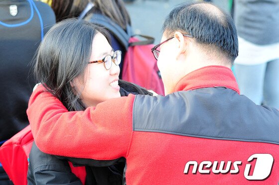 본문 이미지 - 2014학년도 대학수학능력시험일인 7일 오후 경북 포항시 유성여고에서 시험을 마친 수험생이 아빠와 만나 얘기를 나누고 있다.2014.11.7/뉴스1 © News1   최창호 기자