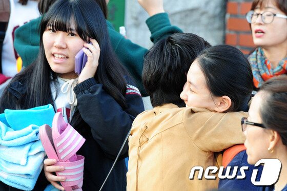 본문 이미지 - 2014학년도 대학수학능력시험일인 7일 오후 경북 포항시 유성여고에서 시험을 마친 수험생들이 밝은 표정으로 걸어나오고 있다.2014.11.7/뉴스1 © News1   최창호 기자