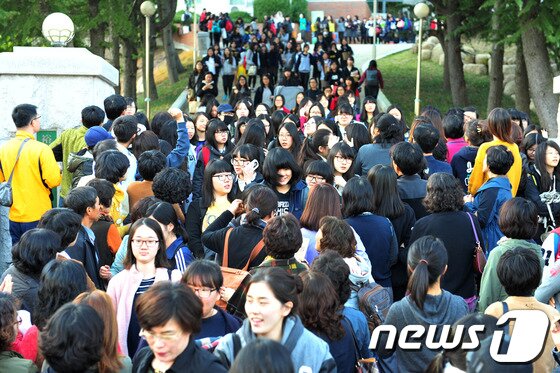본문 이미지 - 2014학년도 대학수학능력시험일인 7일 오후 경북 포항시 유성여고에서 시험을 마친 수험생들이 고사장을 나서고 있다.2013.11.7/뉴스1 © News1   최창호 기자