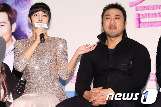 (서울=뉴스1) 문창석 기자 = 방송인 구잘이 7일 오후 서울 강남구 삼성동 메가박스 코엑스에서 열린 영화 '결혼전야' 시사회 기자간담회에서 질문에 답하고 있다. 2013.11.7 …