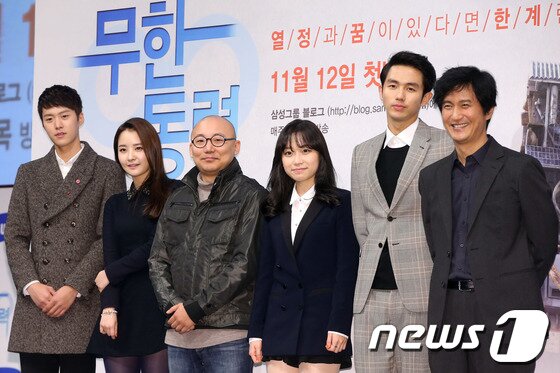 본문 이미지 - 서프라이즈 공명, 달샤벳 우희, 주호민 작가, 탤런트 김슬기, 2AM 임슬옹, 배우 안내상(왼쪽부터)이 8일 오후 서울 삼성전자 서초사옥에서 열린 SNS 드라마 '무한동력' 제작발표회에서 포토타임을 갖고 있다. 2013.11.8 스타뉴스/뉴스1 © News1   