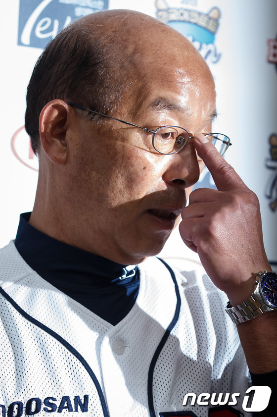 (서울=뉴스1) 유승관 기자 = 송일수 두산베어스 신임 감독이 1일 오전 서울 잠실야구장에서 기자간담회를 열고 취재진의 질문에 답하던 중 안경을 고쳐쓰고 있다.송일수 신임 감독은 …