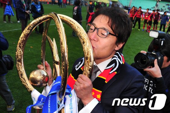 본문 이미지 - 1일 울산 문수경기장에서 열린 &#39;2013 프로축구 K리그 클래식&#39;마지막 경기 울산 현대와 포항스틸러스의 경기 후반 추가시간 포항 김원일의 극적인 골로 우승을 거둔 황선홍 감독이 우승컵에 입을 마추고 있다.2013.12.1/뉴스1 © News1   최창호 기자