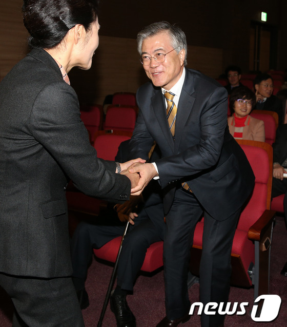 (서울=뉴스1) 오대일 기자 = 문재인 민주당 의원이 12일 오후 서울 여의도 국회 의원회관에서 열린 한정애 의원의 '하얀 봉투' 출판기념회에 참석해 한 의원과 악수를 나누고 있다 …