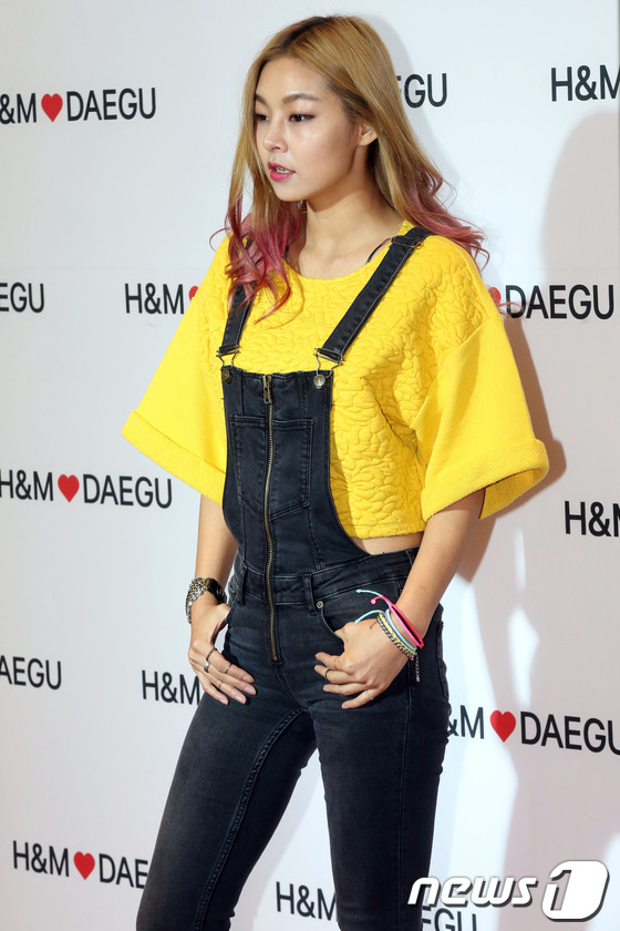 (대구=뉴스1) = 모델 송혜나가 12일 오후 대구광역시 동성로에서 열린 글로벌 패션 브랜드 H&M 대구 동성로점 오픈 행사에 참석하고 있다. 2013.12.13 스타뉴스/뉴스1