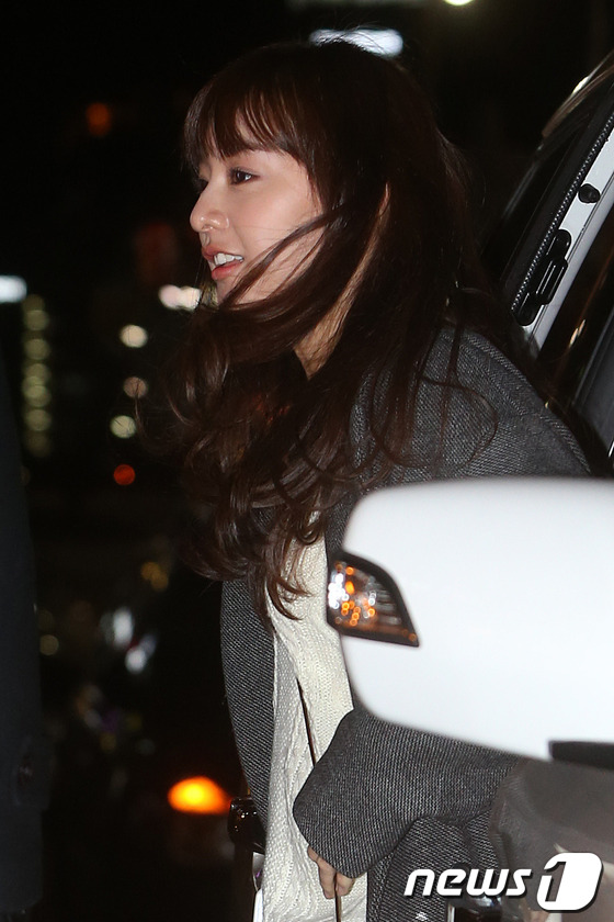 (서울=뉴스1)  = 배우 김지원이 13일 오후 서울 강남구의 한 음식점에서 열린 SBS 드라마 '상속자들' 종방연에 참석하기 위해 들어서고 있다. 2013.12.13 스타뉴스/뉴 …