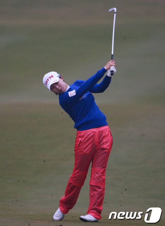 (광저우=뉴스1)  = 14일 광저우에 위치한 사자호 컨트리클럽(파72/6,277야드)에서 열린 2013 현대차 중국여자오픈(총상금 40만 달러, 우승상금 8만 달러) 2라운드에서 …