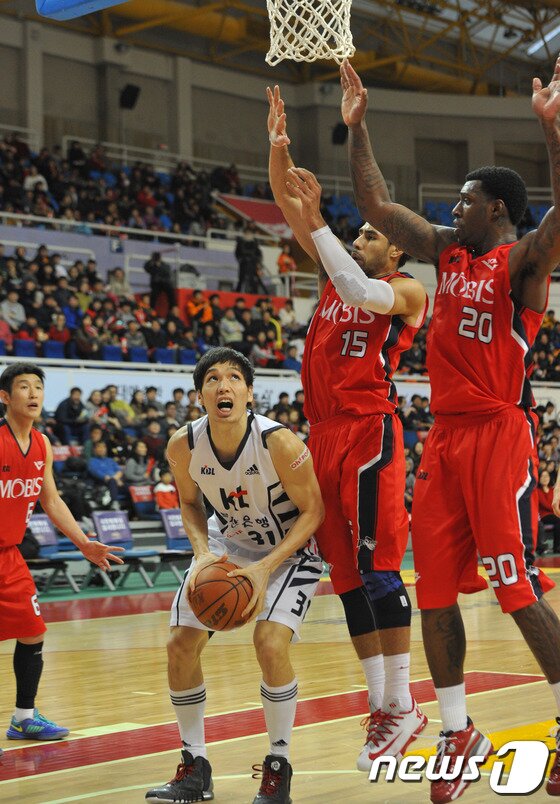 본문 이미지 - 15일 울산 동천체육관에서 열린 2013-2014 KB국민카드 프로농구 울산 모비스와 부산 KT의 경기에서 KT 장재석이 골밑슛을 노리고 있다. 2013.12.15/뉴스1 © News1   노화정  기자