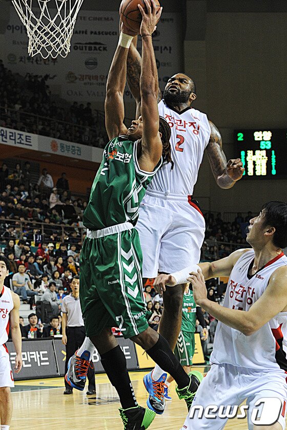 본문 이미지 - 15일 오후 원주종합체육관에서 열린 프로농구 동부 프로미와 안양KGC 경기에서 원주 렌틀맨과 안양 에반스가 서로를 견제하고 있다. 2013.12.15./뉴스1 © News1   윤창완 기자