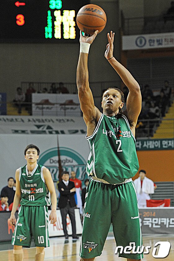 본문 이미지 - 15일 오후 원주종합체육관에서 열린 프로농구 동부 프로미와 안양KGC 경기에서 동부 렌틀맨이 2점슛을 시도하고 있다. 2013.12.15./뉴스1 © News1   윤창완 기자