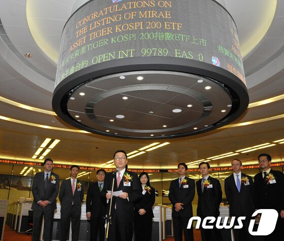 본문 이미지 - 2011년 1월 박현주 미래에셋금융그룹 회장과 임직원들이 홍콩에 'Horizons KOSPI200 ETF'를 직상장한 뒤 이를 축하하고 있다.  (사진=미래에셋자산운용 제공) © News1  