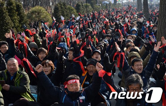 본문 이미지 - 전국철도노조가 17일 오전 서울 여의도 산업은행 본점 앞에서 철도파업 승리 권역별 결의대회를 열고 파업승리를 다짐하는 몸짓을 하고 있다. 2013.12.17/뉴스1 © News1 정회성 기자