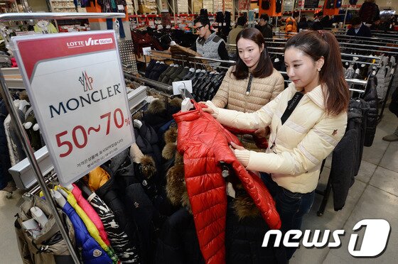 본문 이미지 - 18일 오전 서울 롯데마트 빅마켓 영등포점에서 모델들이 저렴한 가격에 판매되는 명품 패딩 몽클레르 제품들을 선보이고 있다. 롯데마트 빅마켓은 영등포점과 신영통점에서 몽클레르 패딩을 백화점 대비 50~70%가량 저렴한 가격에 선보인다고 밝혔다. 2013.12.18/뉴스1 © News1   박철중 기자