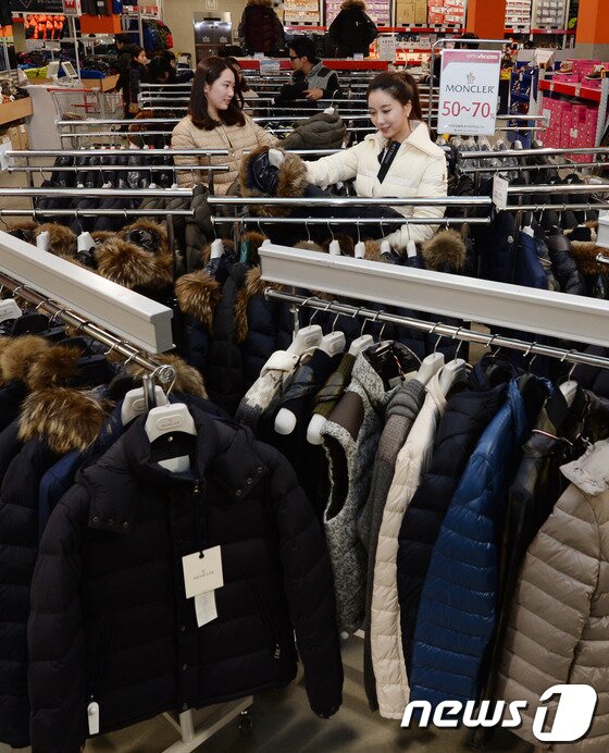 본문 이미지 - 20일 오전 경기도 용인시 이마트 트레이더스 구성점에서 고객들이 캐나다 구스 패딩을 고르고 있다.이마트는 오는 23일까지 캐나다 구스 패딩을 기존 백화점 판매가 대비 20~30%가량 저렴하게 판매한다. (이마트 제공) 2013.11.20/뉴스1 © News1   