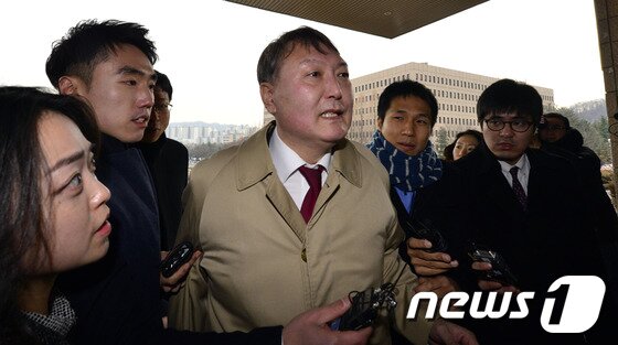 본문 이미지 - 국가정보원 대선·정치 개입 의혹 사건 수사 과정에서 외압·항명 논란을 일으킨 윤석열 여주지청장이 18일 오후 징계여부 결정 검사심의위원회에 참석하기 위해 경기 과천시 중앙동 정부과청청사 내 법무부로 들어서며 취재진의 질문을 받고 있다. 2013.12.18/뉴스1
