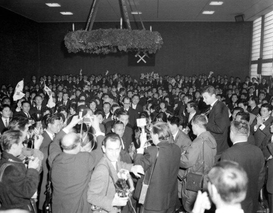 본문 이미지 - 1964년 고 박정희 전 대통령의 독일 함보른 광산 방문 당시 모습(국가기록원 제공). © News1  