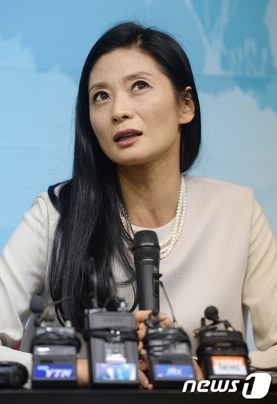 본문 이미지 - 신임 국립 발레단장으로 내정된 강수진씨가 18일 오후 서울 와룡동 문화체육관광부에서 열린 기자간담회에서 국립 발레단장으로서의 포부를 밝히고 있다.  2013.12.18/뉴스1 © News1   손형주 기자