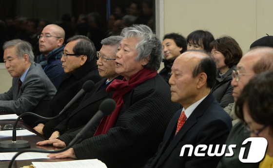 (서울=뉴스1) 양동욱 기자 = 백기완 통일문제연구소장(가운데)이 시민사회·종교계 인사들과 시민단체 회원들이 19일 오전 서울 태평로 프레스센터에서 18대 대통령선거 1년 시국 기 …