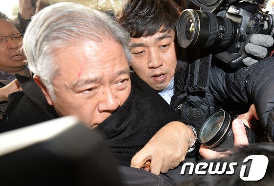 본문 이미지 - 사기성 기업어음&#40;CP&#41; 발행 의혹을 받고 검찰에 3차 소환된 현재현 동양그룹 회장이 지난달 19일 서초동 서울중앙지검으로 들어서고 있다. © News1 박세연 기자