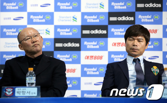 (서울=뉴스1) 한재호 기자 = 2일 오전 서울 신문로 축구회관에서 열린 '2013 K리그 승강 플레이오프' 미디어데이 행사에 참석한 상주 상무 박항서 감독(왼쪽)과 강원 FC 김 …