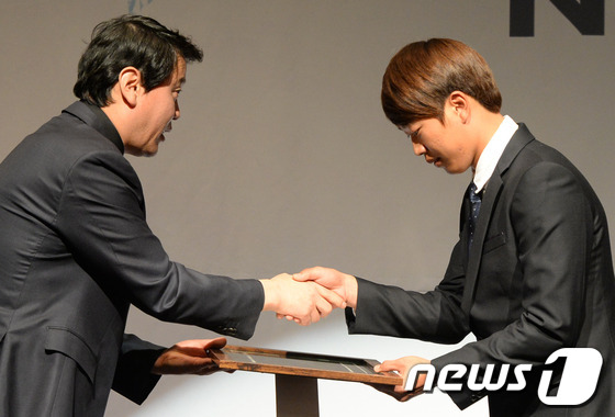 (대전=뉴스1) 손인중 기자 = 2일 오후 대전 ICC호텔에서 열린 '2013 플레이어스 초이스 어워드'에서 NC 다이노스의 강구성이 퓨처스 올해의 타자상을 수상하고있다. '플레이 …
