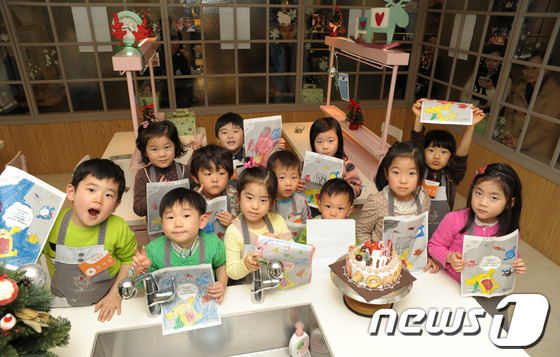 (서울=뉴스1)  = 20일 오후 CJ제일제당센터 백설요리원에서 열린 크리스마스 기념 '나는생각 영어 키즈 쿠킹클래스'에 참가한 어린이들이 기념촬영을 하고 있다. (CJ에듀케이션즈 …