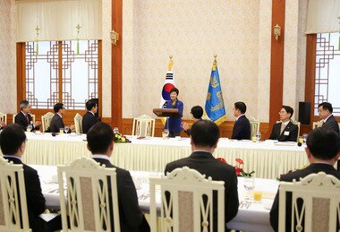 본문 이미지 - 박근혜 대통령이 20일 청와대에서 열린 금융인 오찬간담회에서 인사말을 하고 있다. (청와대 제공) 2013.12.20/뉴스1 © News1   박철중 기자