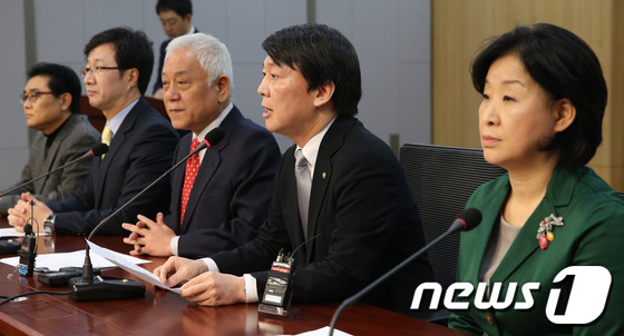 (서울=뉴스1) 송원영 기자 = 김한길 민주당 대표, 천호선 정의당 대표, 안철수 무소속 의원 등이 22일 오전 서울 여의도 국회 의원회관에서 '범정부적 대선개입 사안 등의 진상규 …