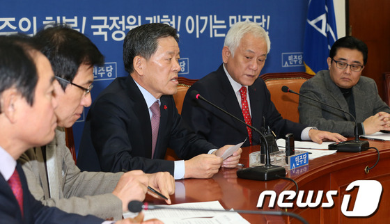 (서울=뉴스1) 송원영 기자 = 주승용 국회 교통위원회 위원장이 22일 서울 여의도 국회에서 열린 민주당 긴급 최고위원회의에서 발언을 하고 있다.김 위원장은 이날 회의에서 철도노조 …