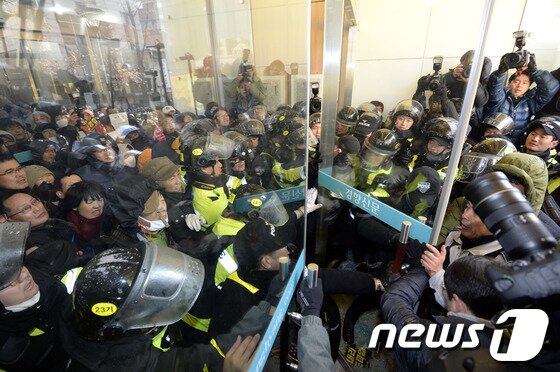 본문 이미지 - 14일째 파업 중인 전국철도노동조합&#40;철도노조&#41; 지도부를 강제 구인하기 위해 22일 오전 서울 중구 정동 민주노총에서 경찰들이 잠긴 출입문을 열고 진입을 시도하고 있다. © News1 안은나 기자