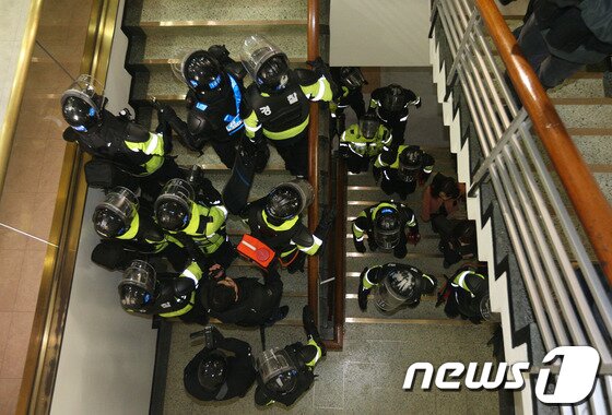 본문 이미지 - 22일 오후 서울 중구 정동 민주노총에서 경찰 관계자들이 철도노조 지도부에 대한 체포영장을 집행하기 위해 계단을 오르고 있다. © News1 사진공동취재단
