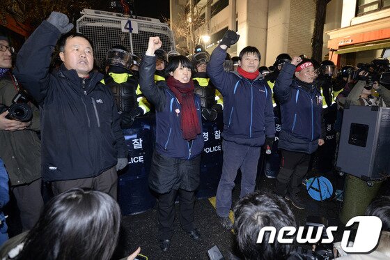 본문 이미지 - 22일 서울 중구 정동 민주노총 앞에서 열린 철도노조 지도부 강제구인을 비판하는 시위에서 전국민주노동조합총연맹 지도부가 구호를 외치고 있다. © News1 민경석 기자