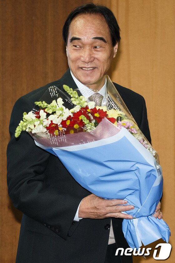 본문 이미지 - 박종환 성남시민프로축구단 초대 감독이 23일 오전 경기 성남시청에서 열린 임명식에서 꽃다발을 받아들고 있다. 1983년 멕시코 세계청소년 선수권대회 4강신화를 이끈 지도자로 유명한 박 감독은 성남시민프로축구단의 전신인 성남일화의 감독이었으며 지난 2003년부터 2006년까지 대구FC 초대 감독으로 시민구단을 이끈 경험을 갖고 있다. 2013.12.23/뉴스1