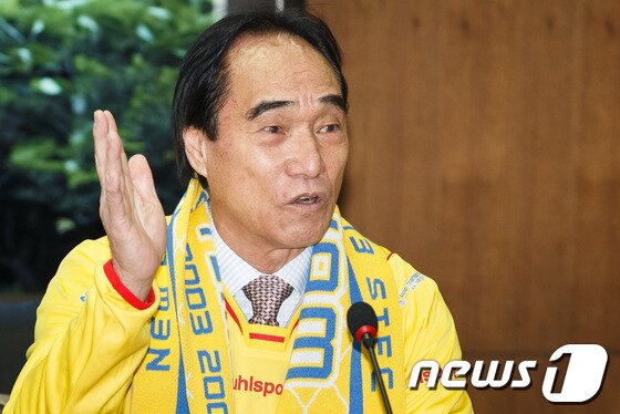 본문 이미지 - 박종환 성남시민프로축구단 초대 감독이 23일 오전 경기 성남시청에서 열린 임명식에서 취재진의 질문에 답하고 있다. 1983년 멕시코 세계청소년 선수권대회 4강신화를 이끈 지도자로 유명한 박 감독은 성남시민프로축구단의 전신인 성남일화의 감독이었으며 지난 2003년부터 2006년까지 대구FC 초대 감독으로 시민구단을 이끈 경험을 갖고 있다. 2013.12.23/뉴스1