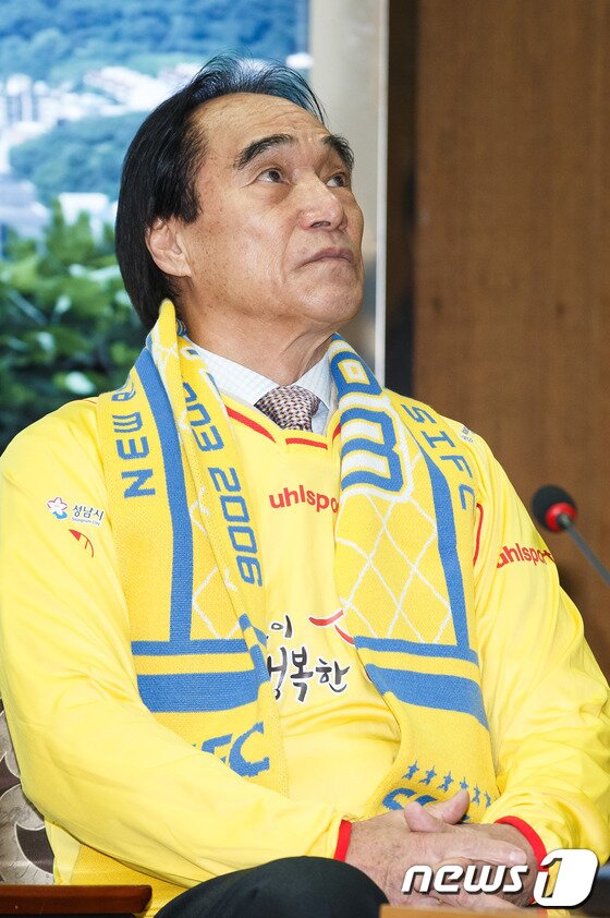 본문 이미지 - 박종환 성남시민프로축구단 초대 감독이 23일 오전 경기 성남시청에서 열린 임명식에서 취재진의 질문에 답하고 있다. 1983년 멕시코 세계청소년 선수권대회 4강신화를 이끈 지도자로 유명한 박 감독은 성남시민프로축구단의 전신인 성남일화의 감독이었으며 지난 2003년부터 2006년까지 대구FC 초대 감독으로 시민구단을 이끈 경험을 갖고 있다. 2013.12.23/뉴스1