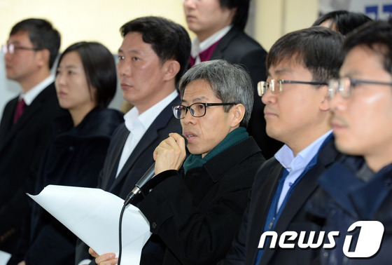 (서울=뉴스1) 정회성 기자 = 민주사회를 위한 변호사모임(민변) 노동위원회가 23일 오전 서울 중구 정동 민주노총 사무국에서 '민주노총 불법침탈 형사고소 및 손해배상청구 기자회견 …