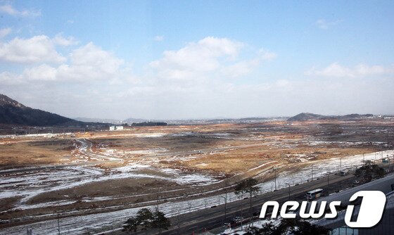 본문 이미지 - 충남도청에서 바라본 내포신도시. 기반공사가 한창 진행중이다. © News1  