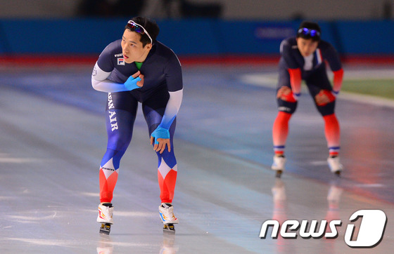 (서울=뉴스1) 이동원 기자 = 모태범(대한항공.왼쪽)이 23일 서울시 노원구 태릉국제스케이트장에서 열린 제40회 스피드 스케이팅 스프린트 선수권대회와 제68회 스피드 스케이팅 종 …