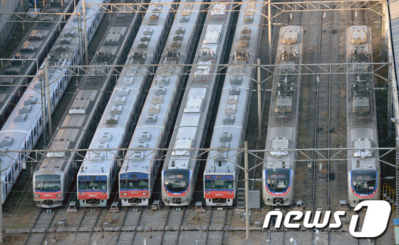 (서울=뉴스1) 손형주 기자 = 전국철도노조 총파업 15일째인 23일 오후 서울 한국철도공사 구로차량기지에 열차들이 정차해 있다.코레일은 이날부터 수도권 전동열차의 운행률을 출근길 …