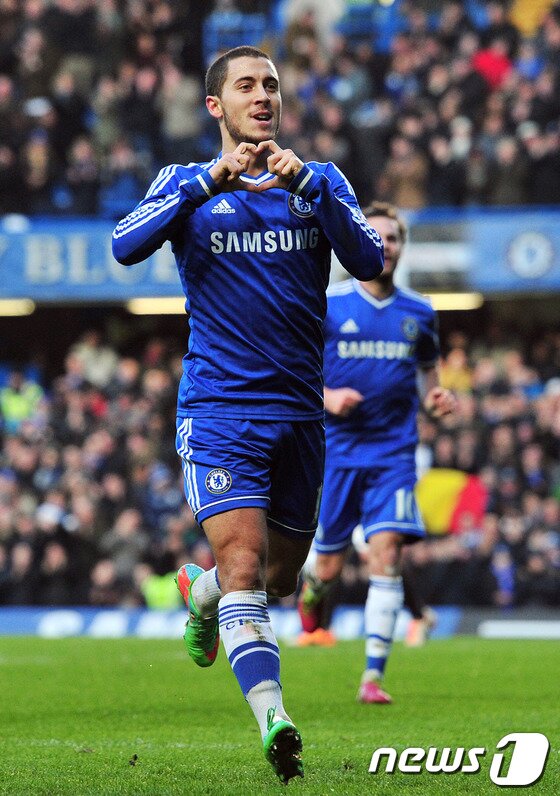 본문 이미지 - 첼시 에당 아자르가 27일(한국시간) 영국 런던 스탬퍼드 브릿지에서 열린 리버풀과의 2013-2014 잉글랜드 프리미어리그 18라운드 경기에서 골을 터트린 뒤 하트 세리머니를 펼치고 있다.© AFP=News1 