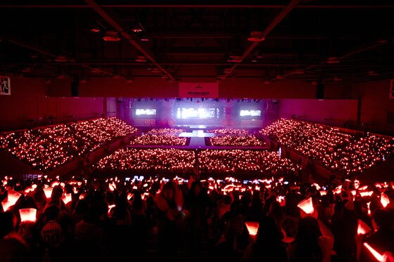 본문 이미지 - 그룹 동방신기(유노윤호·최강창민)가 26일 오후 8시 경기도 고양시 일산 킨텍스 제1전시장 5홀에서 'SM타운 위크'의 하나로 열린 10주년 기념 콘서트 '타임 슬립(Time Slip)'을 펼치고 있다(SM엔터테인먼트 제공). © News1  