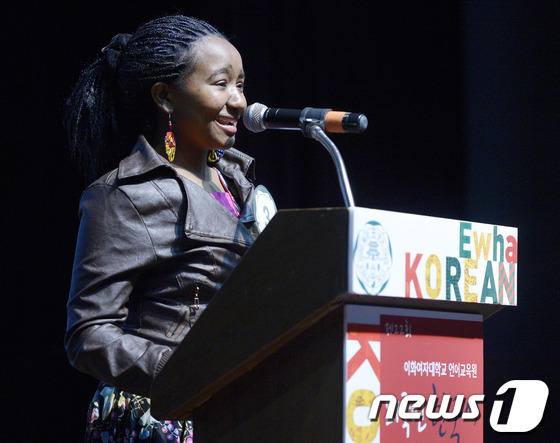 (서울=뉴스1) 박지혜 기자 = 한국어를 배우고 있는 외국인 어학연수생이 27일 오전 서울 서대문구 이화여대 삼성교육문화관 언어교육원에서 열린 제22회 외국인 한국어 말하기 대회에 …