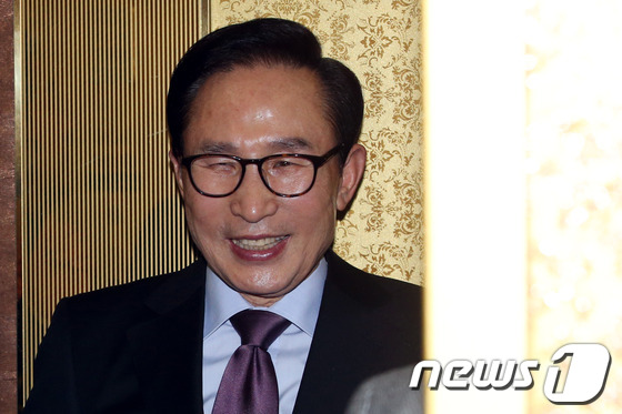 (서울=뉴스1) 이광호 기자 = 이명박 전 대통령이 27일 오후 서울 태평로 한국프레스센터에서 열린 정정길 전 한국학중앙연구원장의 출간기념회장을 나서 승강기에 올라 있다.이명박 정 …