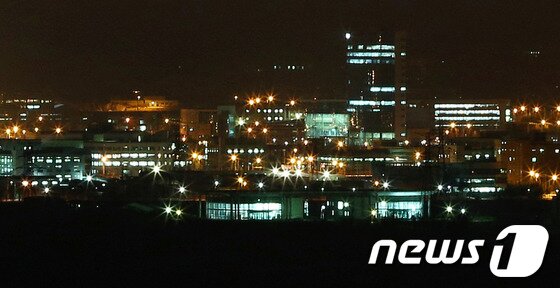 본문 이미지 - 남북교류의 '최후 보루' 개성공단이 질곡진 한해의 끝자락 어둠이 짙게 깔린 개성의 밤하늘을 환하게 밝히고 있다. 2013.12.29/뉴스1 © News1   오대일 기자